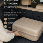 Femme souriante dans sa voiture avec des accessoires pratiques pour conduire confortablement.