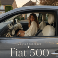 Fiat 500 gris élégant garé sur une rue branchée