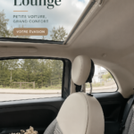 Fiat 500 Lounge garée dans un cadre urbain, représentant un style chic