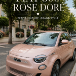 Une Fiat 500 rose gold garée dans une rue pittoresque, illuminée par le soleil