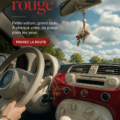 Fiat 500 rouge stationnée dans un décor urbain, mettant en avant son style élégant.