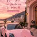 Femme portant une élégante robe rose devant un décor luxueux