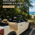 Mini convertible garée sur la plage avec des vagues en arrière-plan