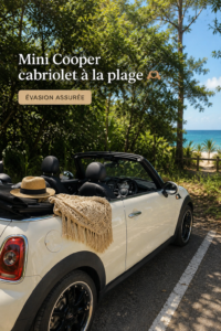 Mini convertible garée sur la plage avec des vagues en arrière-plan