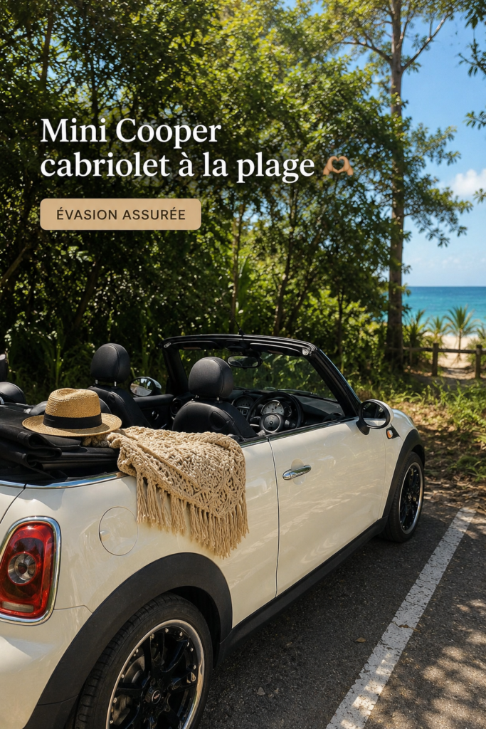 Mini convertible garée sur la plage avec des vagues en arrière-plan