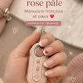 Des mains avec des ongles décorés dans le style P!nk à côté d'une Fiat 500 rose.