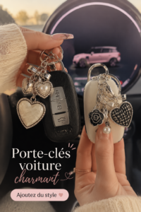 Vue d'une voiture décorée avec des accessoires charmants, créant une ambiance accueillante.