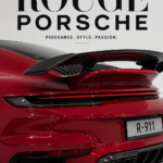 Affiche d'une Porsche rouge sur un mur moderne