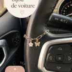 Un car charm adorable présentant des motifs mignons et colorés