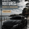 Femme souriante examinant une voiture neuve dans un showroom.