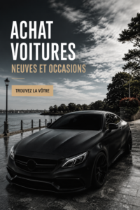 Femme souriante examinant une voiture neuve dans un showroom.