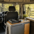 Cuisine aménagée dans un van avec des meubles fonctionnels et stylés