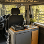 Cuisine aménagée dans un van avec des meubles fonctionnels et stylés