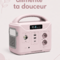 Une femme souriante dans un intérieur apaisant, illustrant le concept de vie douce.