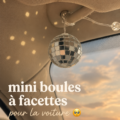 Une voiture avec des lumières disco colorées à l'intérieur pendant un trajet