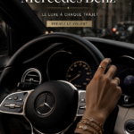 Vue d'une berline Mercedes-Benz brillante dans un environnement urbain.