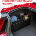 Image d'une voiture propre et organisée avec des produits de nettoyage