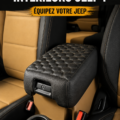 Accessoires colorés pour l'intérieur d'une Jeep, offrant confort et personnalisation.