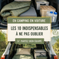 Des femmes campeuses souriantes devant une voiture remplie d'équipements de camping.