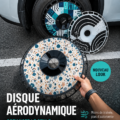 Un véhicule équipé de jantes Rotiform Aero Disc sur fond dynamique