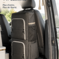 Intérieur d'une VW California avec accessoires de rangement pratiques et confortables.