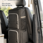 Intérieur d'une VW California avec accessoires de rangement pratiques et confortables.