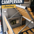 Un lit en bois dans un van aménagé, ergonomique et chaleureux.