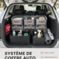 Un coffre de voiture parfaitement organisé avec des accessoires astucieux.