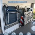 Garage bien rangé avec des solutions pratiques de rangement pour les accessoires auto