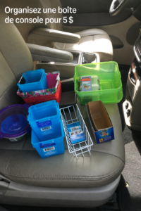 Console de voiture bien organisée avec des accessoires pratiques