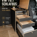 Une vue du VW T6.1 SchlafBUS garé dans un cadre naturel.
