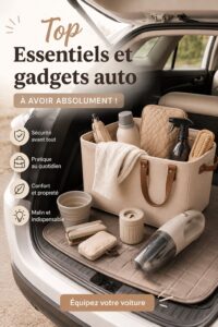 Femme souriante à l'intérieur de sa voiture avec des accessoires pratiques.