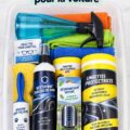 Kit de nettoyage auto bien organisé avec divers produits pour l'entretien.