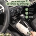 Une femme nettoie l'intérieur de sa voiture avec des produits écologiques et des accessoires pratiques.