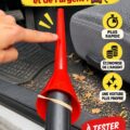 Une femme souriante nettoie sa voiture avec des accessoires pratiques pour un detailing réussi.