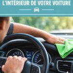 Intérieur d'une voiture propre et bien rangée avec des accessoires de nettoyage