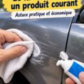 Un flacon de WD40 et une voiture avec des rayures sur la carrosserie