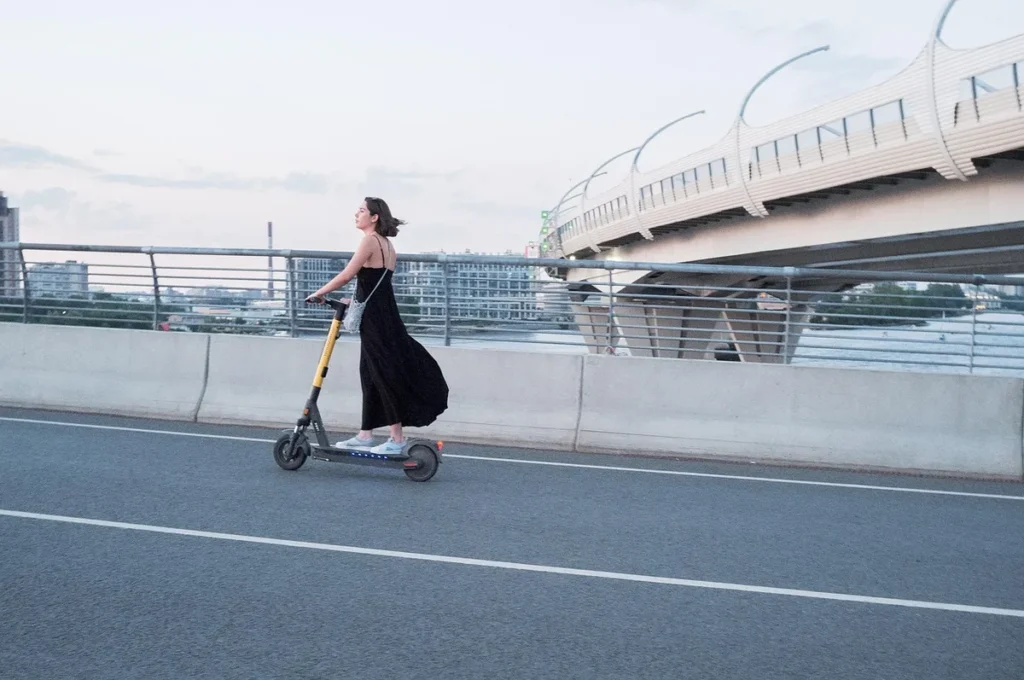Velomar GT en circulation dans la ville, profil latéral