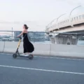 Velomar GT en circulation dans la ville, profil latéral